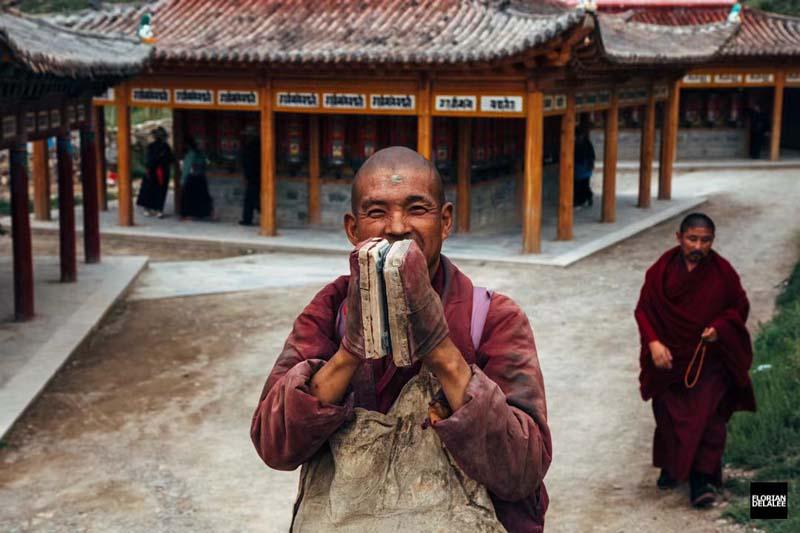 مرد خندان بودایی در معبد