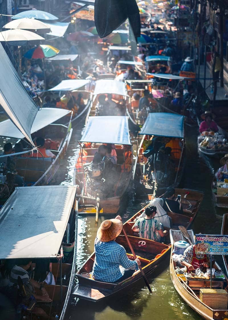 بازار تایلندی در بستر رودخانه‌ای در بانکوک 