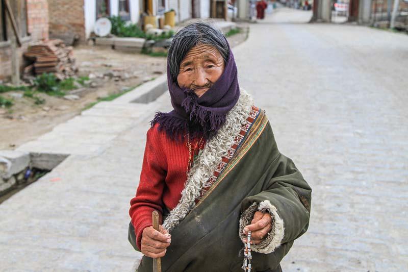 پیرزن آسیایی در خیابان