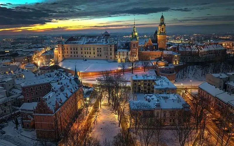 ساختمان‌های تاریخی کراکوف در هوای زمستانی