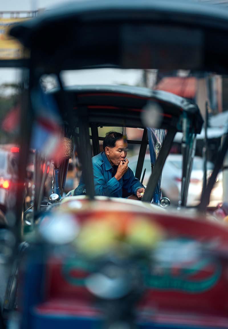 راننده ریکشا در حال غذا خوردن در شهر چیانگ مای 