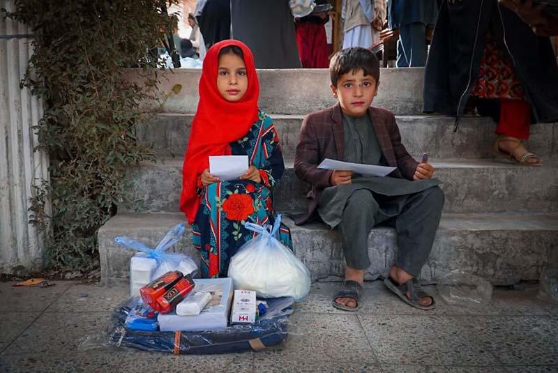 دختر و پسر افغان نشسته روی پله