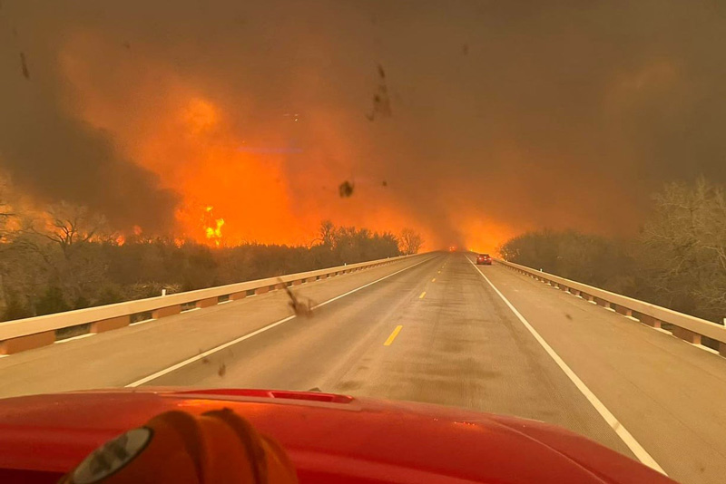 حرکت یک ماشین آتش نشانی به سمت آتش سوزی در حوالی تگزاس