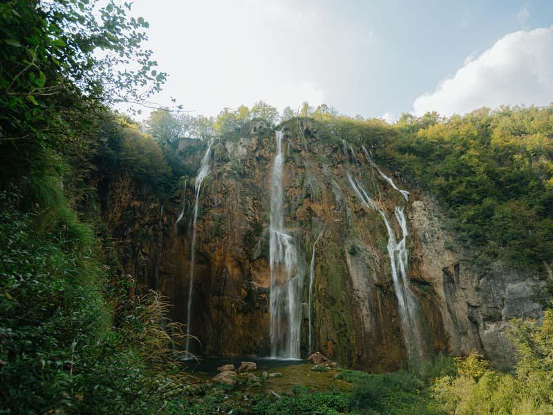 آبشاری کوهستانی در منطقه‌ای سرسبز در شبه جزیره بالکان