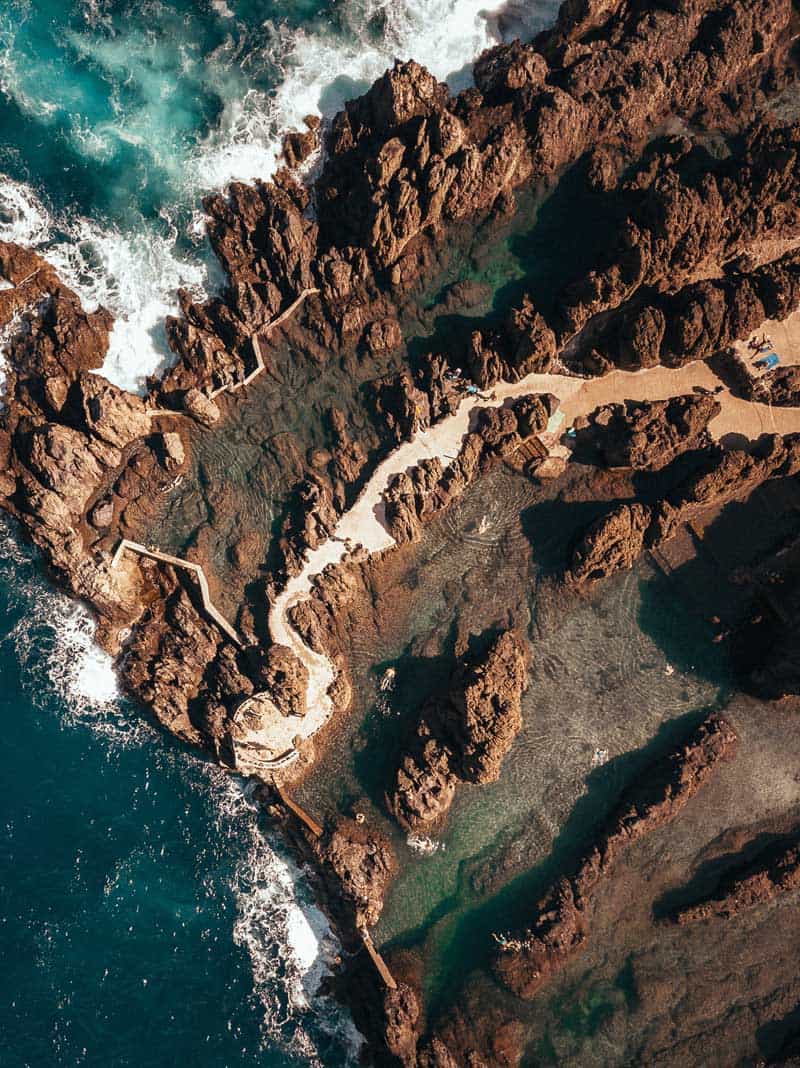عکس هوایی از ساحل و صخره‌های کنار دریا در جزیره مادیرا