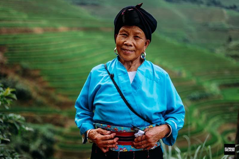 زن چینی در روستای پینگان با لباس محلی
