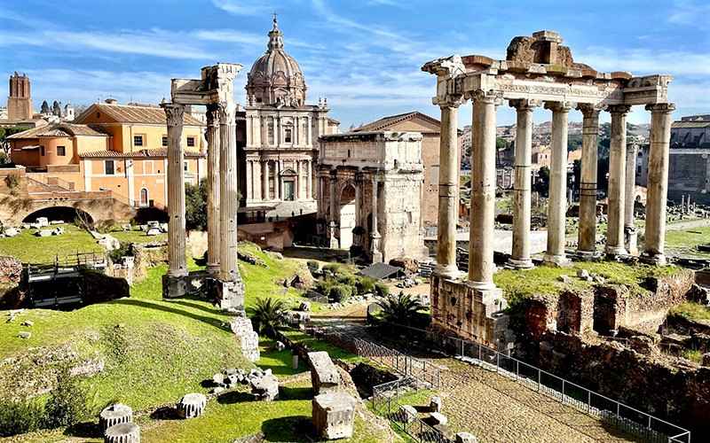 بقایای سازه‌های تاریخی در شهر رم ایتالیا