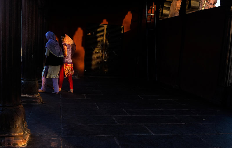 دو زن با لباس رنگی در مسجد جامع دهلی