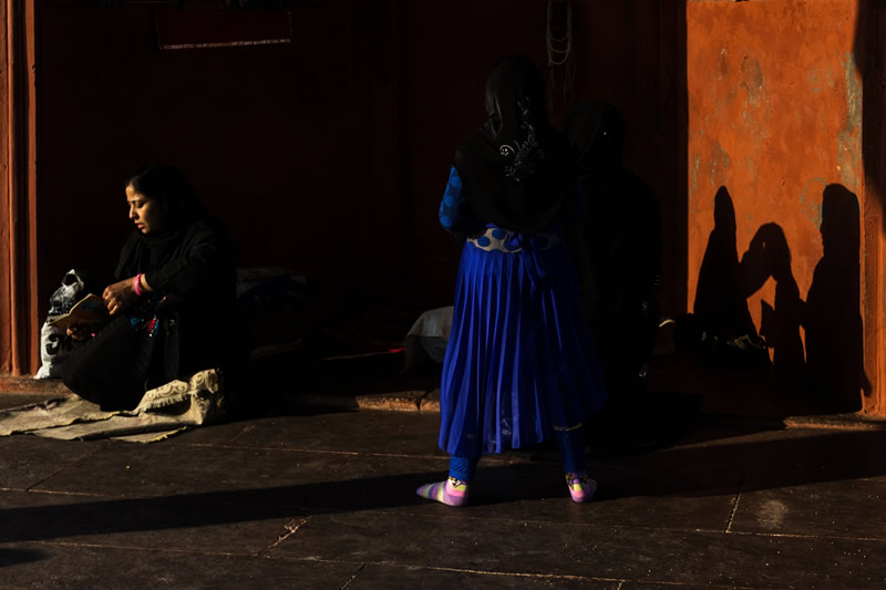 زنی با لباس آبی رنگ در مسجد جامع دهلی
