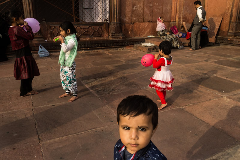کودکان در حال بازی در حیاط مسجد جامع دهلی