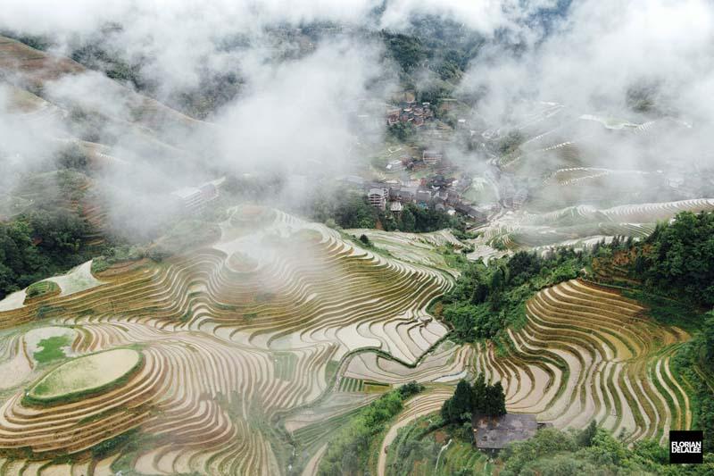 تراس‌های متعدد برنج در دهکده‌ زیبایی در چین