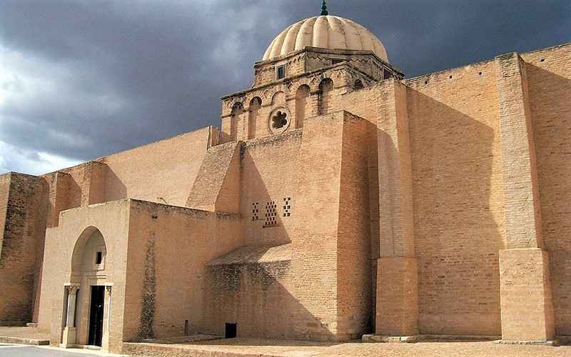 دیوارهای آجری و گنبد مسجد قیروان، منبع عکس: ویکی پدیا، عکاس: Colin Hepburn