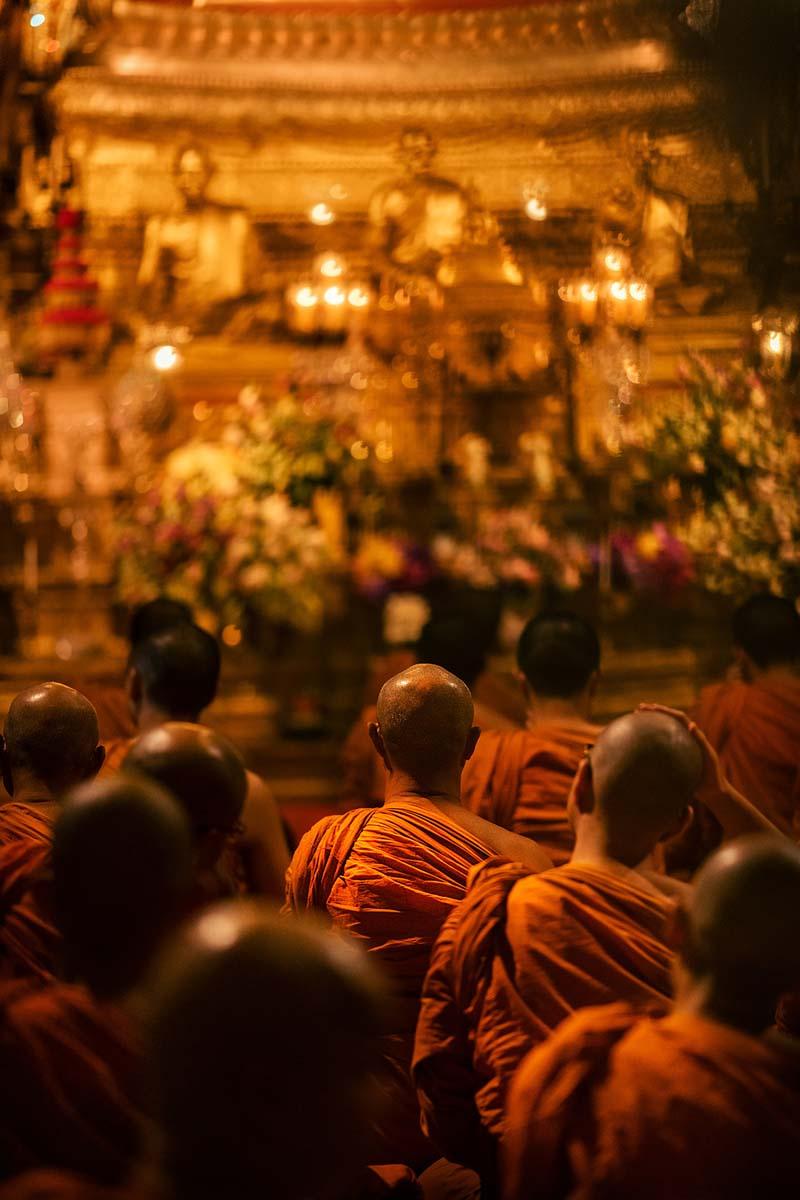 گروه راهبان بودایی در معبدی در بانکوک تایلند