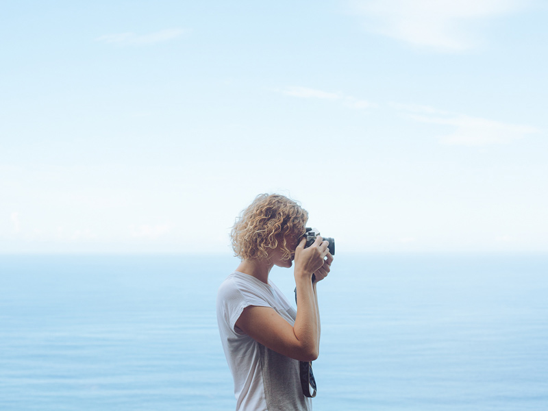 زنی در حال عکاسی در جزیره مادیرا