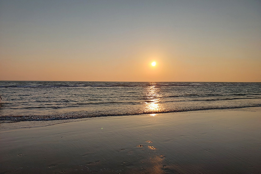 غروب آفتاب از نمای ساحل شنی بندر گناوه؛ منبع عکس: گوگل مپ؛ عکاس: وحید شریفی