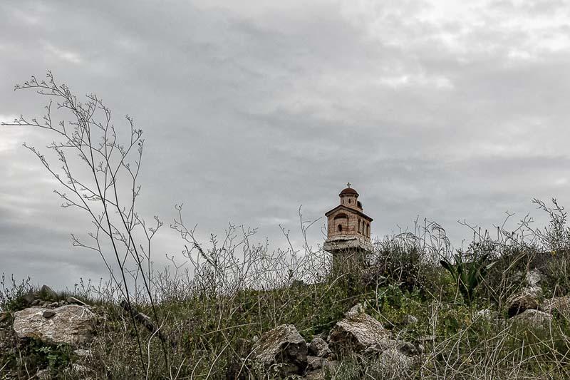 معبد کوچکی در میان دشتی سبز در یونان