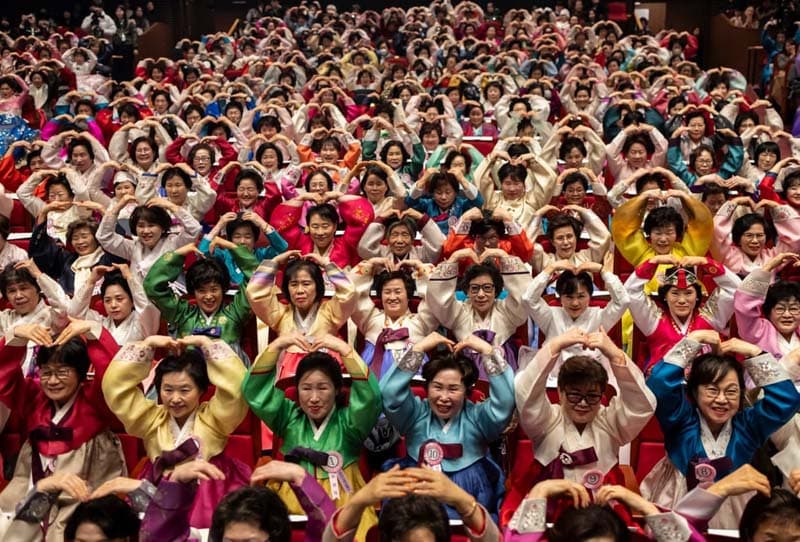 مراسم آغازین مدرسه ای در سئول کره جنوبی برای دانش‌آموزان بالای ۴۰ سال 