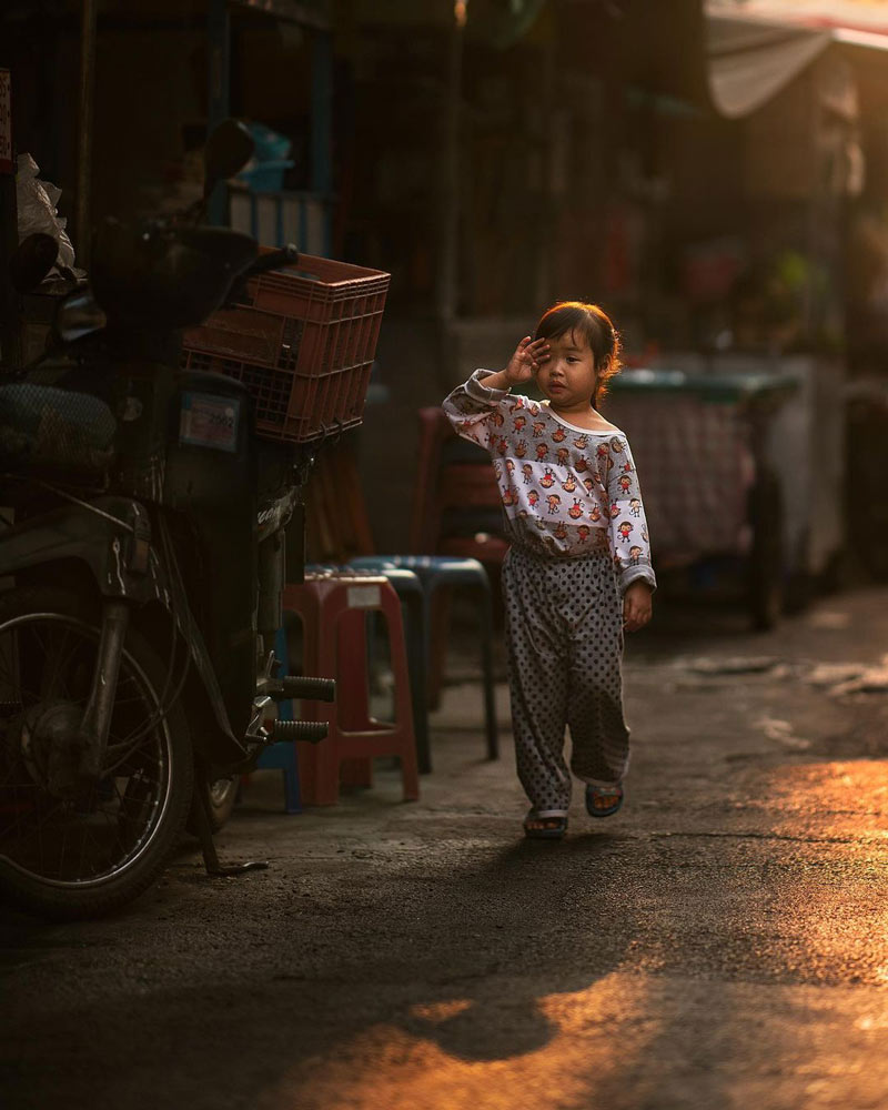 کودک تایلندی در خیابانی در شهر چیانگ مای