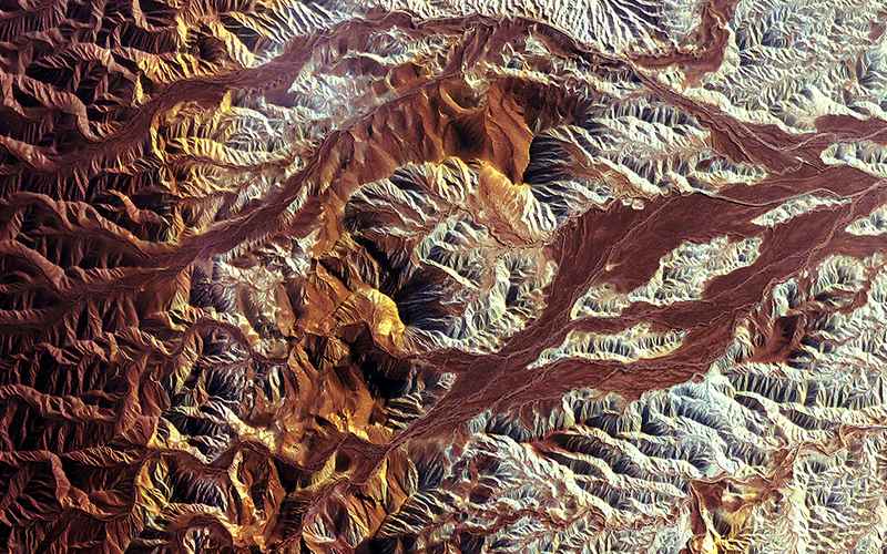 عکس هوایی از کوهستان قرمزرنگ در ایران