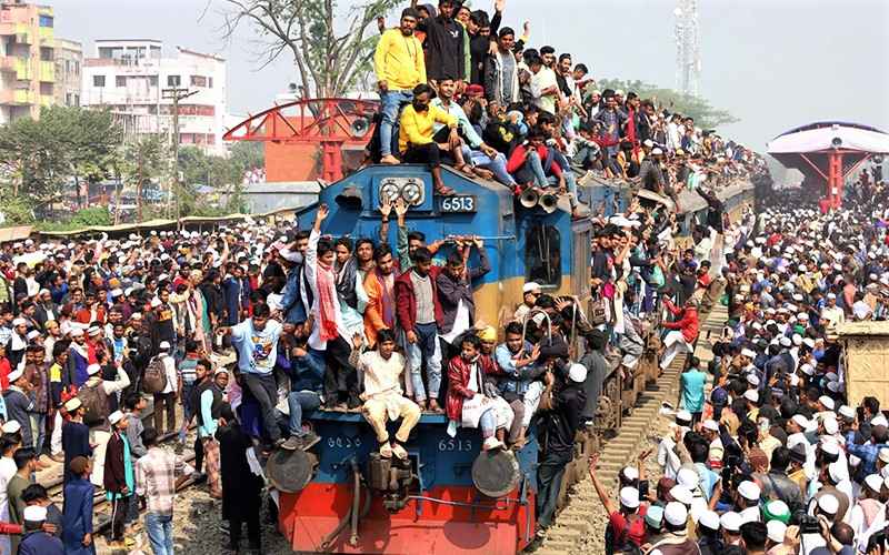 قطار مملو از مسافر در بنگلادش