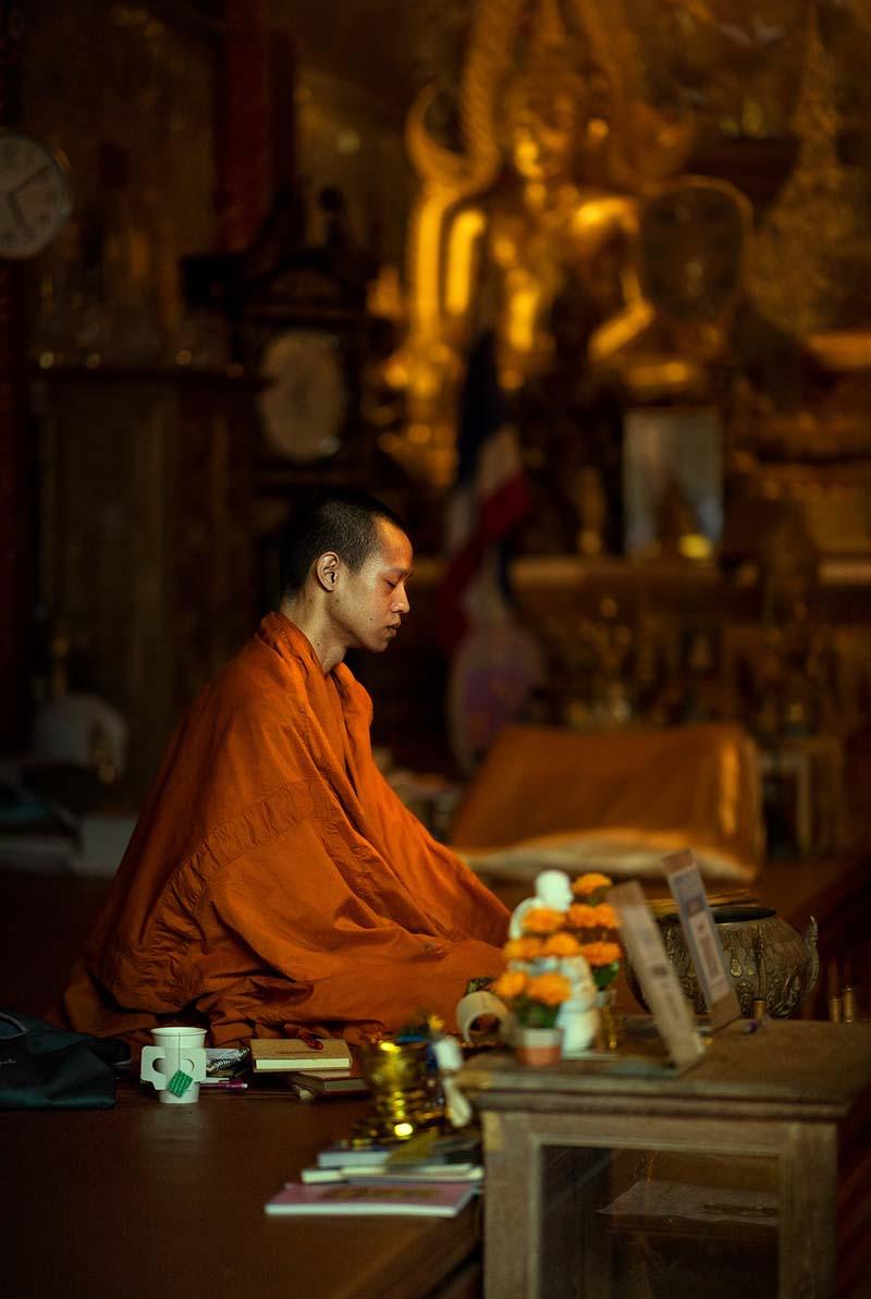 راهب بودایی در حال عبادت در شهر چیانگ مای