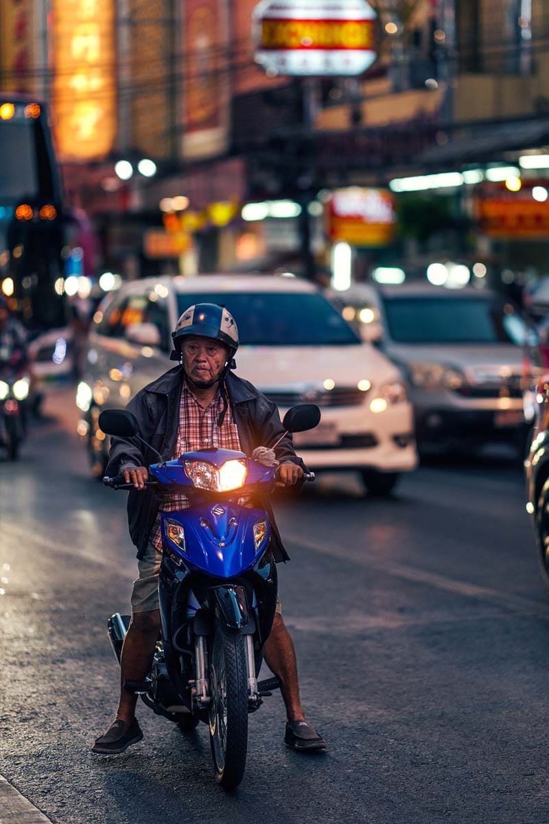 پیرمرد موتورسوار در خیابانی در بانکوک تایلند