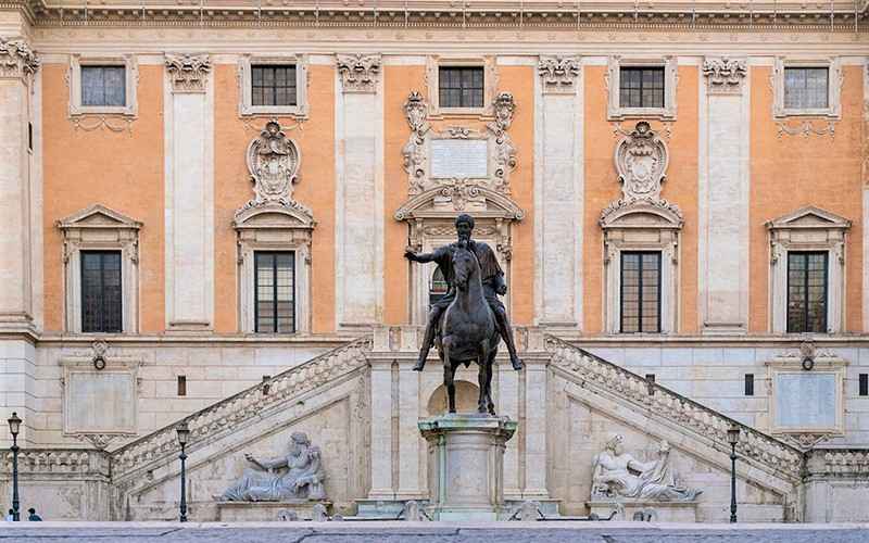مجسمه سوارکار سیاه در رم