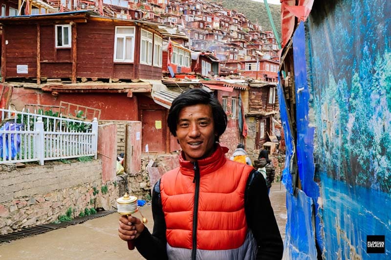 مرد آسیایی با کاپشن نارنجی در خیابان 
