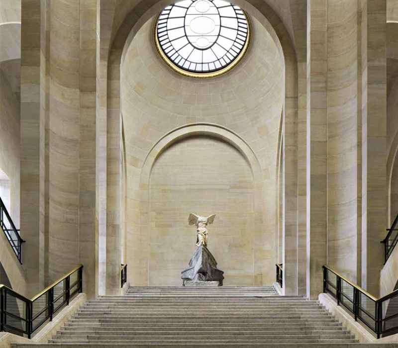 مجسمه بالای پلکان موزه لوور، منبع عکس: louvre.fr، عکاس: نامشخص