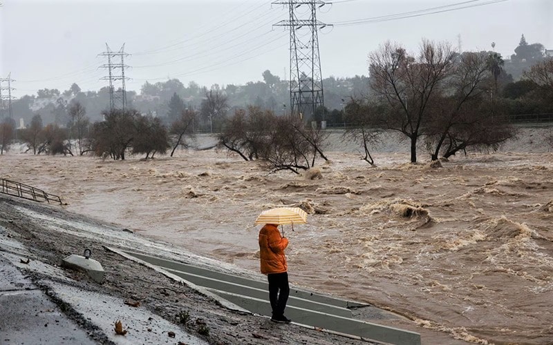 رودخانه پرآب پس از بارندگی شدید در کالیفرنیا