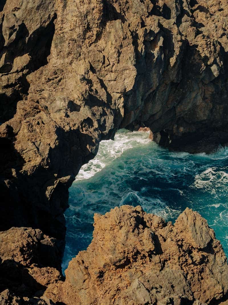 صخره‌هایی کنار ساحل دریا در جزیره مادیرا در پرتغال