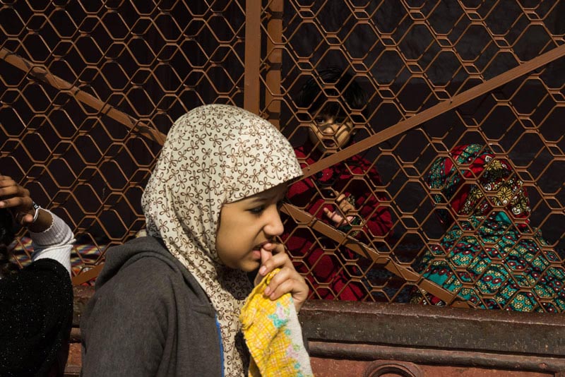 عبور دختر مسلمان از مقابل ایوانی در مسجد جامع دهلی