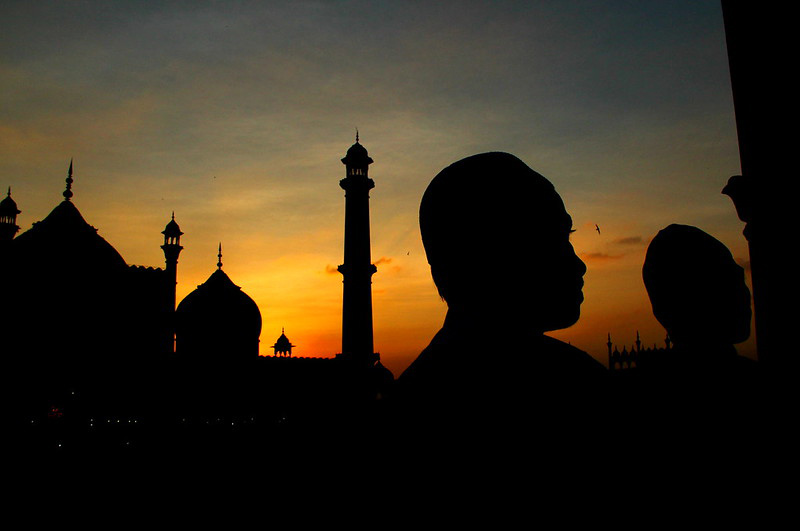 تصویر سایه‌ای مردان در غروب مسجد جامع دهلی
