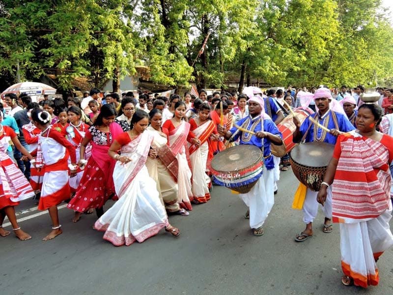 زنان و مردان با لباس‌‌های رنگین در  خیابان برای فستیوال سرهول
