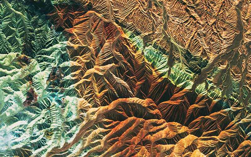 رنگ سبز و قهوه‌ای در عکس هوایی از کوهستان