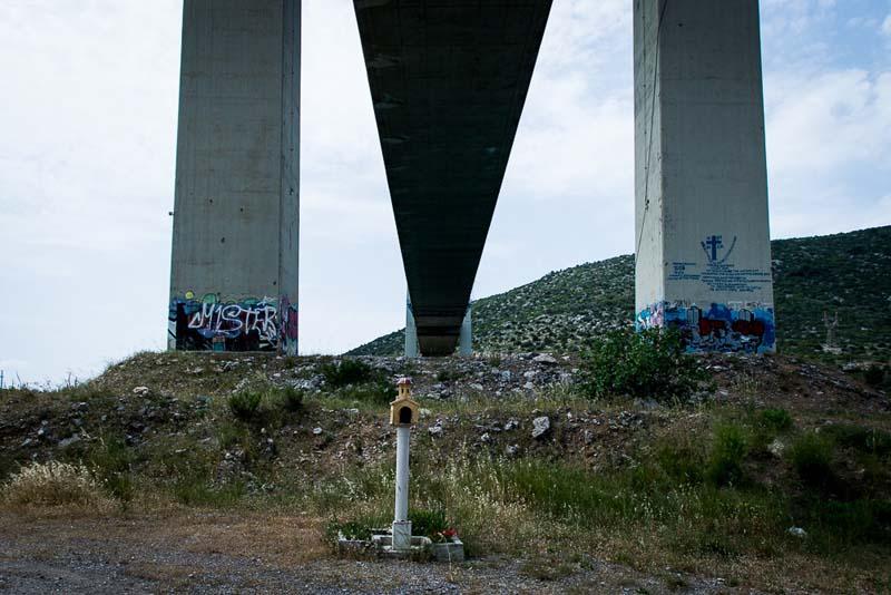 معبد کوچکی زیر پل در جاده‌ای در یونان