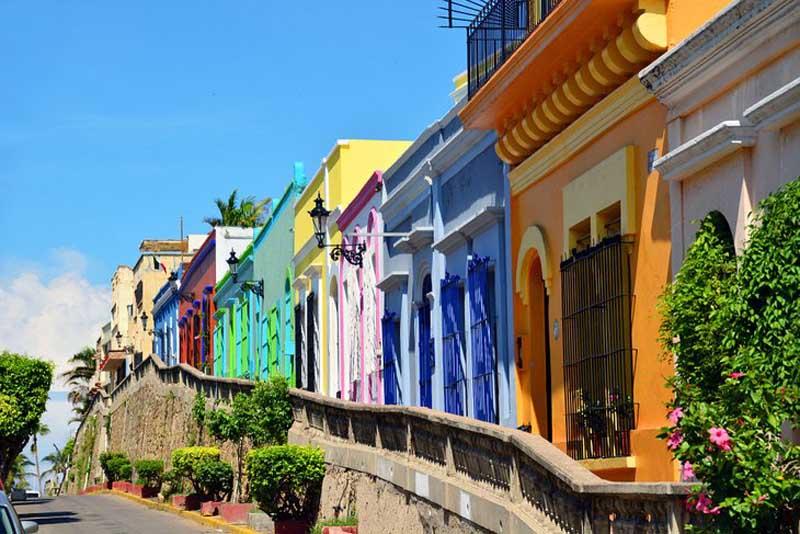 خانه‌های رنگارنگ در مازاتلان (Mazatlan) شهر تاریخی مکزیک در کنار دریا