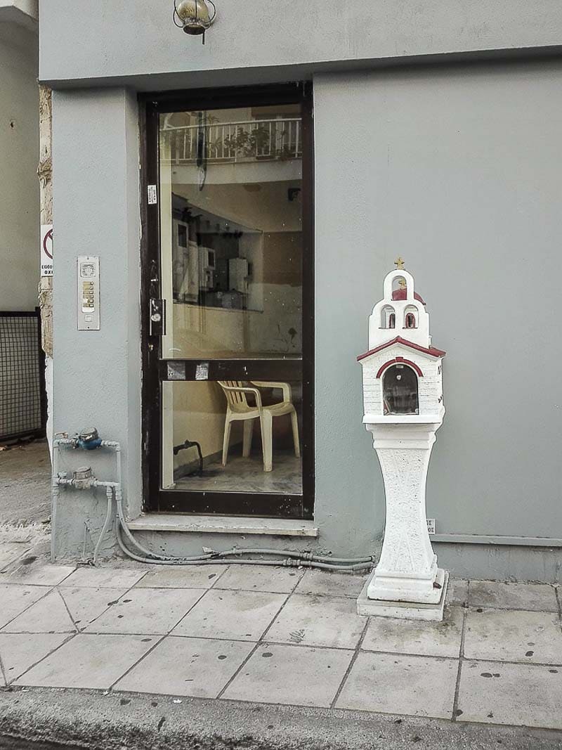 سازه کوچکی برای نیایش در کنار یک مغازه در یونان