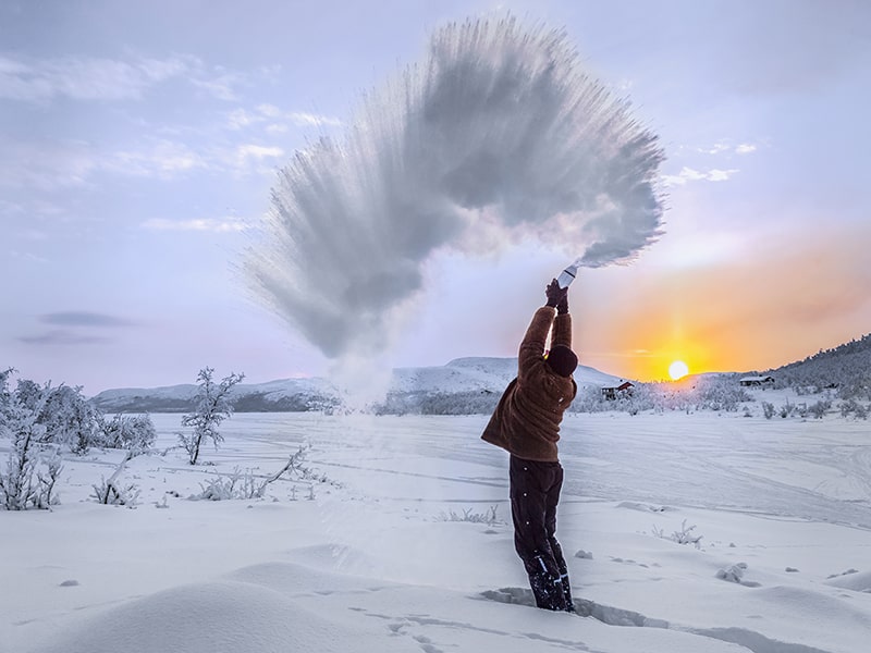 یخ‌زدن آب در هوای برفی نروژ