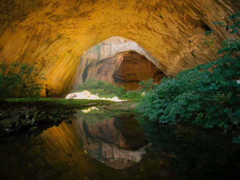 طبیعت داخل یک غار در جزیره بالکان 