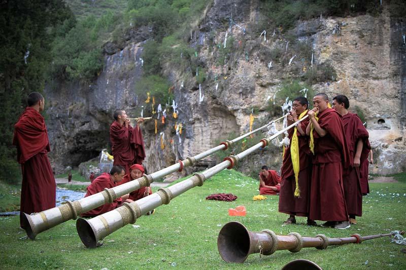 راهب‌هایی با شیپورهای بلند