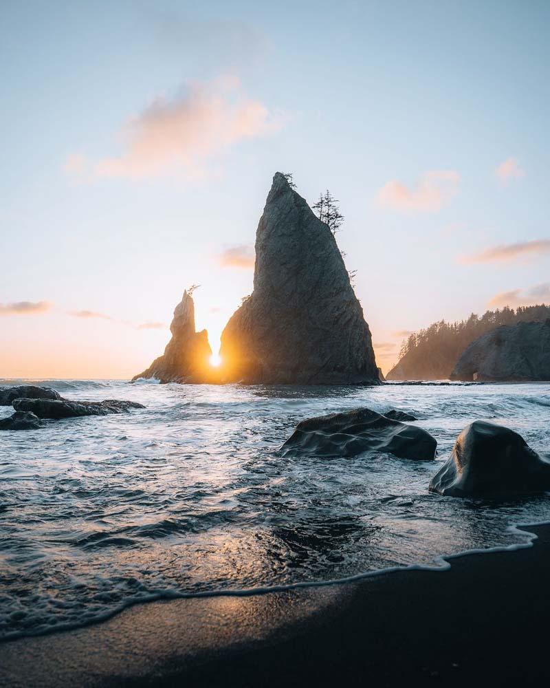 تابش آفتاب از میان صخره‌ای ساحلی در واشینگتن (Washington State)