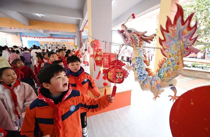 دانش‌آموزان چینی در آغاز سال جدید تحصیلی در کنار فانوس‌های کاغذی و نقاشی‌‌‌های مدرسه