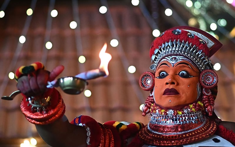 مردی در یک جشنواره سنتی در هند