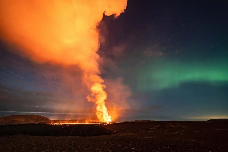 جریان های گدازه و دود با شفق های شمالی در ایسلند روشن می شوند