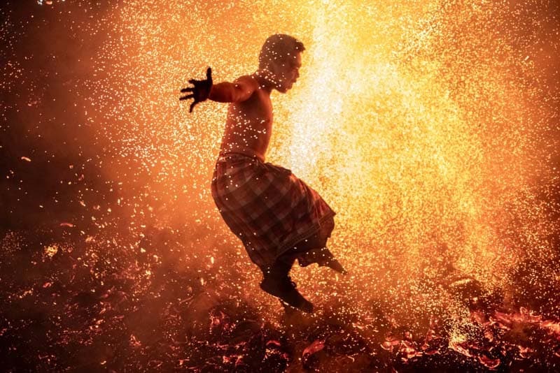 پریدن مردی از روی آتش در روز سکوت هندوها