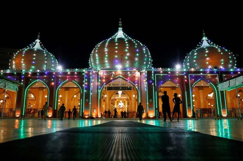 روشن شدن چراغ‌های یک مسجد در کراچی پاکستان به مناسبت ماه رمضان 