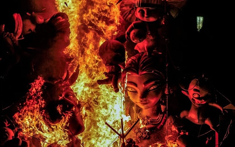 جشنواره‌ای با مجسمه‌های بزرگ و آتش در هند