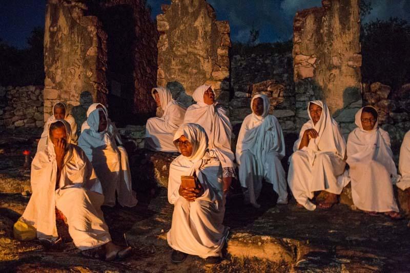 زنان کاتولیک در روستایی در برزیل برای روح مردگان خود دعا می‌کنند