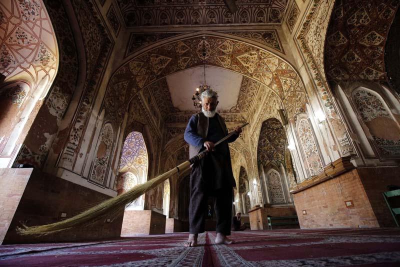 مردی یک مسجد را در پاکستان برای ماه رمضان تمیز می‌کند